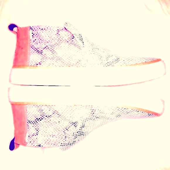 🤍NWOT🤍TOMS Embosssed Shoes - Picture 2 of 6